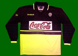 juniores do Sporting 2001/02. Camisola alternativa de jogo com publicidade em encarnado  Coca-Cola e McDonalds