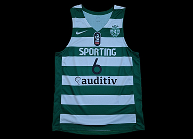 2023/24. Camisola do Basquetebol do Sporting, usada em jogo por Litos Medeiros Cardoso